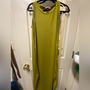 Sleeveless dress with side slots in the color Avocado.1X